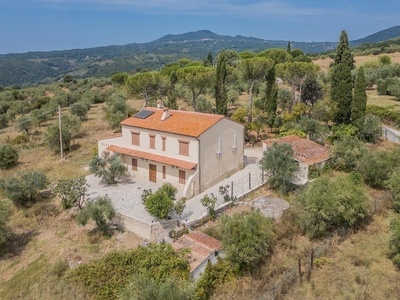 Proprietà ben curata con splendida vista su Roccastrada