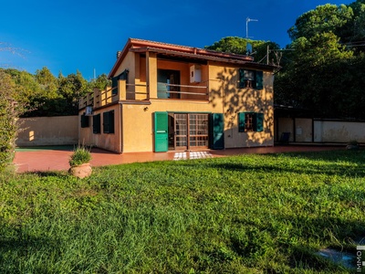 Well-kept villa near the sea