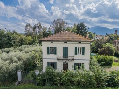 Stately villa with enormous potential