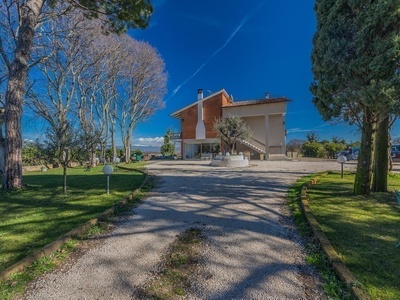 Villa surrounded by 5,000 m² of private park and uninterrupted views!