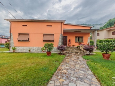 Elegante villa con piscina in ottima posizione