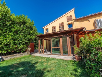 Villa bifamiliare immersa nelle colline toscane