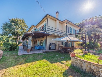 Wunderschöne Villa mit großem Privatgarten
