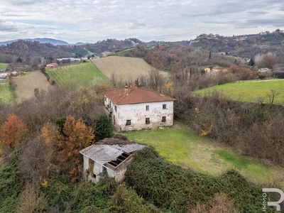 Villa da ristrutturare con 2 ettari di terreno