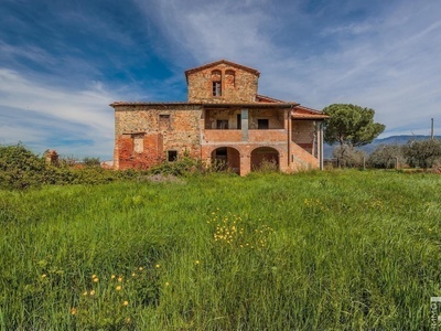 Rustico da ristrutturare con vista sulla campagna