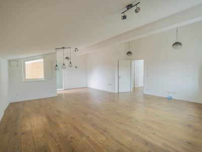 Neuwertige Dachgeschosswohnung mit freier Aussicht!