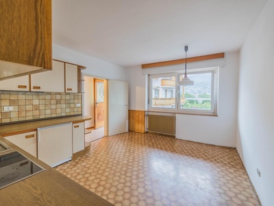 Apartment in need of renovation with a balcony