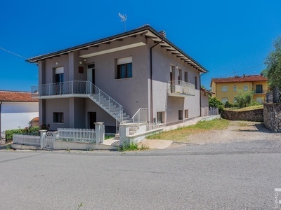 Detached villa in central location