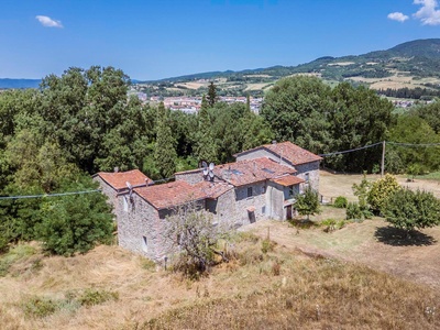Rustico con terreno di 7 ettari e grande potenziale
