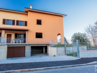 Doppelhaushälfte mit Blick auf den Lago Trasimeno