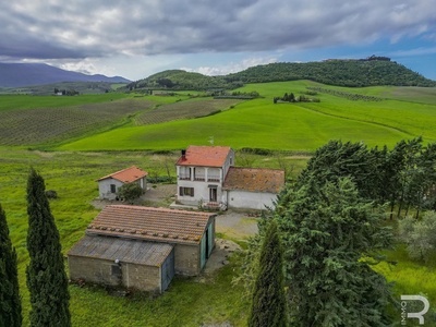 Proprietà indipendente in posizione collinare dominante