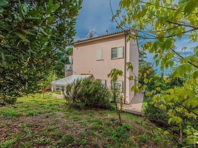 Well-kept villa near the sea