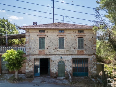 Rustico in need of renovation in a strategic location