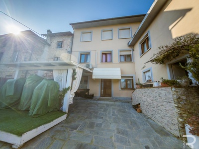 Reihenhaus mit Blick auf den Berg Prana