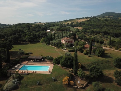 Außergewöhnliches Anwesen mit Olivenhain und Infinity-Pool