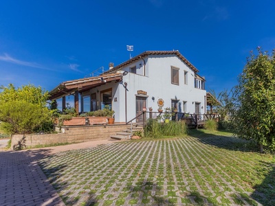Großzügige Villa mit Pool in Panoramalage