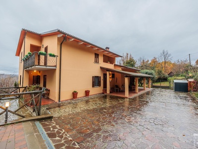 Sanierte Villa mit Blick auf den Casentino