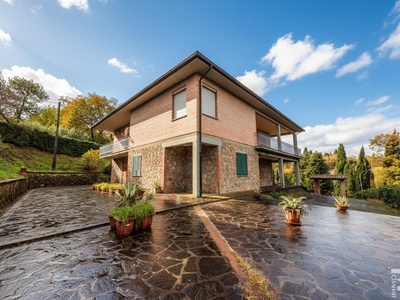 Spacious villa with large plot and potential