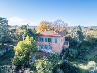 Stately villa with a view of the valley