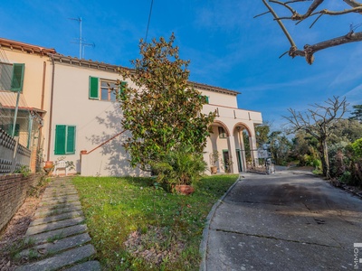 Appartamento ben tenuto con quattro camere da letto