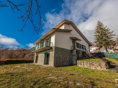 Spacious villa between the mountains and the sea