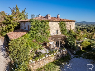 Farmhouse with 10 hectares of land