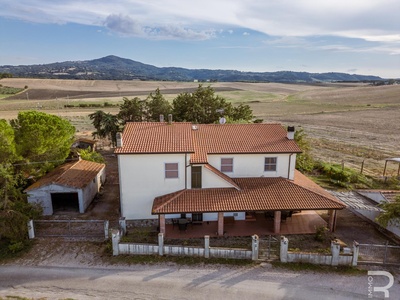 Rustico mit 15 Hektar Land in ruhiger Lage