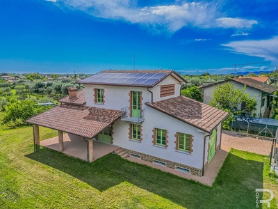 Newly built villa in a quiet location near the sea