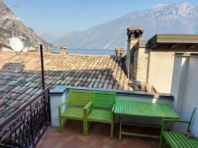 Appartamento duplex ristrutturato con vista lago!