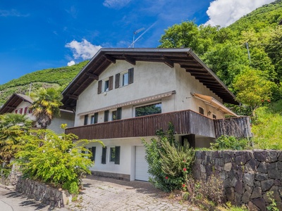 Two-family house with unobstructed views over the valley