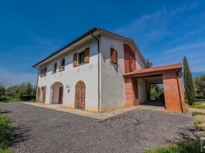 Casa colonica con 4 ettari di terreno