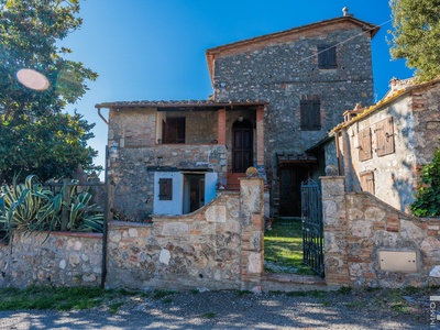 Rustico ben tenuto in posizione tranquilla