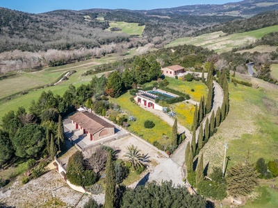 Proprietà ristrutturata con splendida piscina