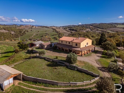 Large Agriturismo in a hilly location