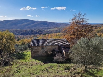 Farmhouse in need of renovation in a fantastic panoramic location