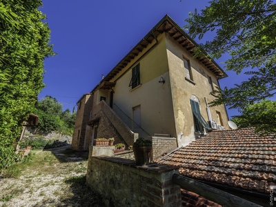 Villa mit Restaurantbetrieb und vielseitigem Nutzungspotenzial