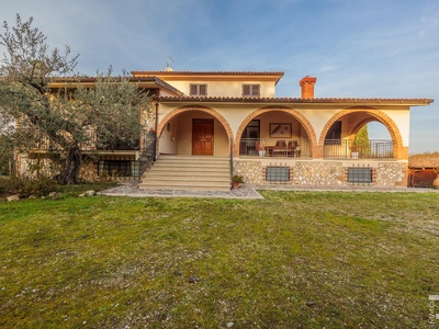 Großzügige Villa mit Swimmingpool