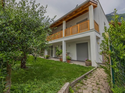 Neuwertiges Mehrfamilienhaus mit privatem Hallenbad