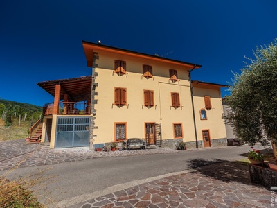 Großzügiger Rustico in den grünen Hügeln der Toskana