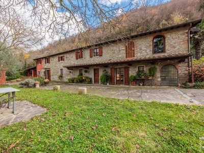 Historischer Naturstein-Rustico mit umzäuntem Grundstück