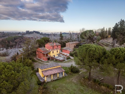 Large Tuscan estate with a wide range of possible uses