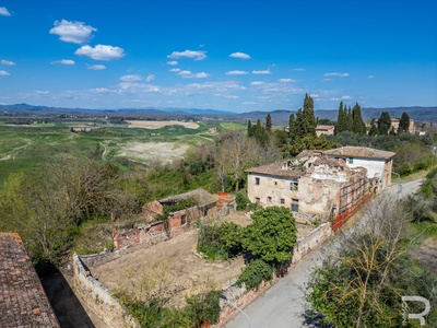 Casale storico in posizione strategica