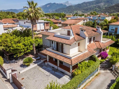 Renovated villa between the center and the sea