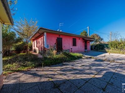 Villa ben tenuta con giardino