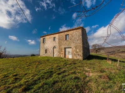 Casa colonica da ristrutturare in una bella posizione tranquilla