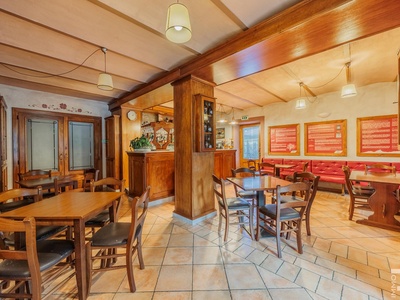 Charming hotel with dining, pool, and mountain views