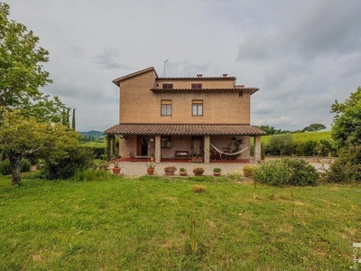 Freihstehender Rustico mit schönen Blick auf Siena