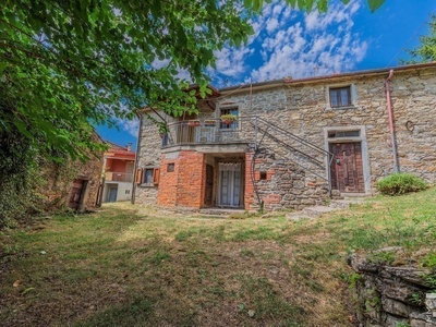 Casa bifamiliare ben tenuta in posizione tranquilla