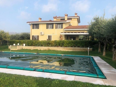 Villa with swimming pool and 5,000 m² of land!