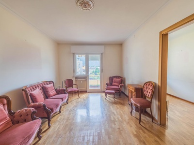 Geräumige Wohnung mit zwei Balkonen